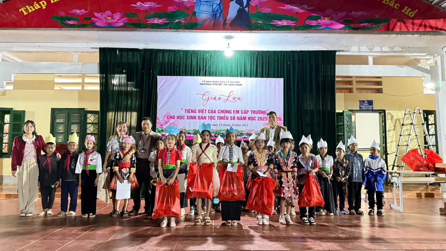 Ban giám hiệu trao giải thưởng cho các đội thi