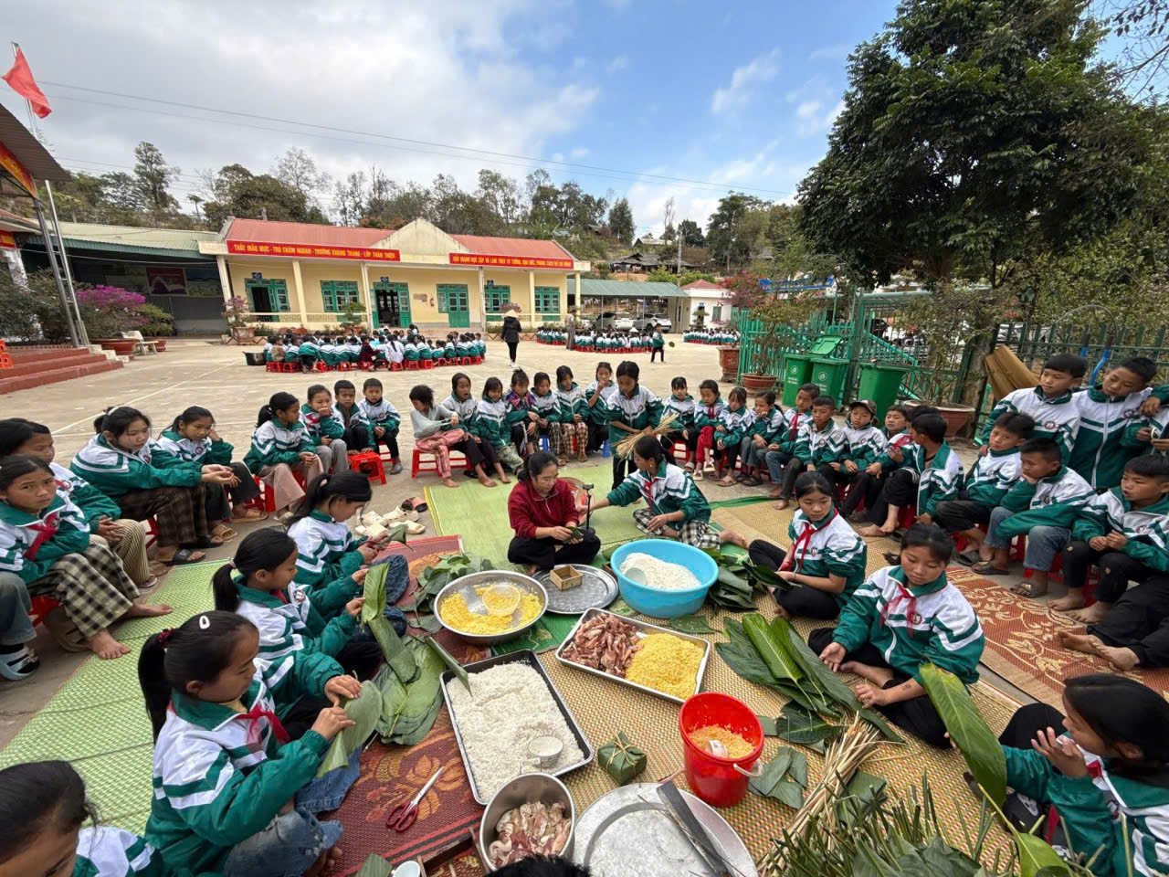HOẠT ĐỘNG TRẢI NGHIỆM “GÓI BÁNH CHƯNG TRUYỀN THỐNG - XUÂN YÊU THƯƠNG”