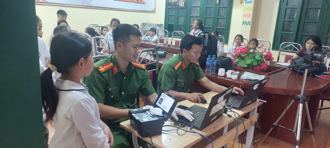 TRƯỜNG PTDTBT TH SAM MĂN PHỐI HỢP CÔNG AN XÃ NA SON TỔ CHỨC THU NHẬN ĐỊNH DANH ĐIỆN TỬ CHO HỌC SINH TỪ 6 ĐẾN 14 TUỔI